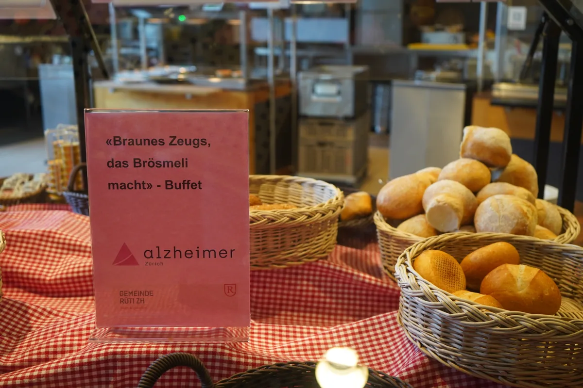 An einer Theke liegen Brötchen in Körben.